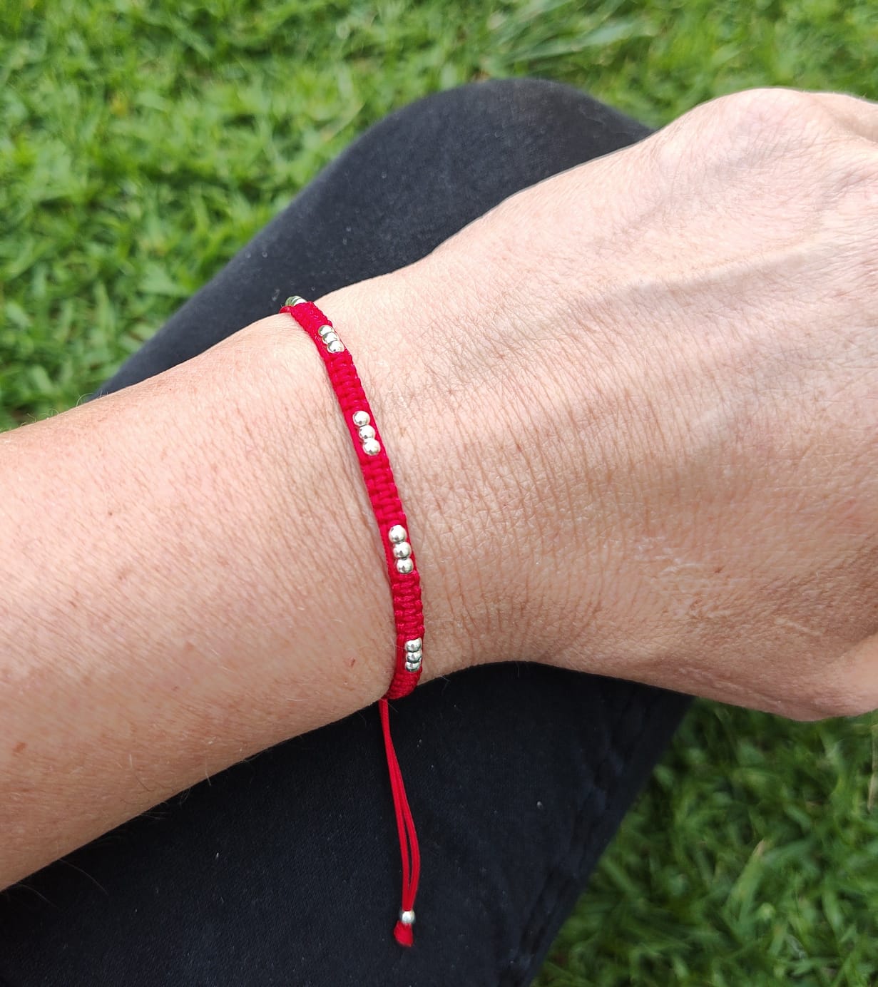 Pulsera de hilo rojo trenzado con esferas de plata