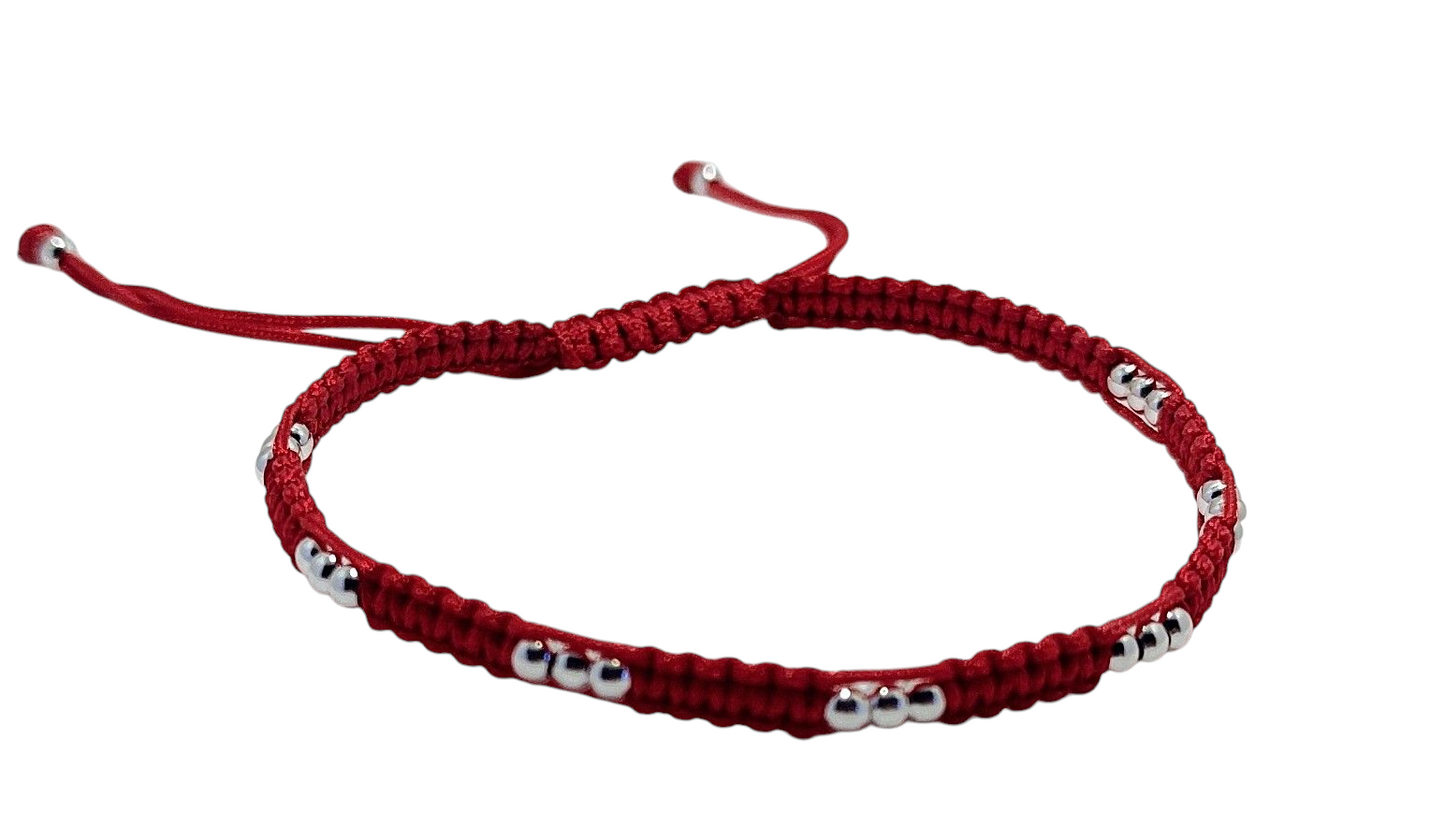 Pulsera de hilo rojo trenzado con esferas de plata
