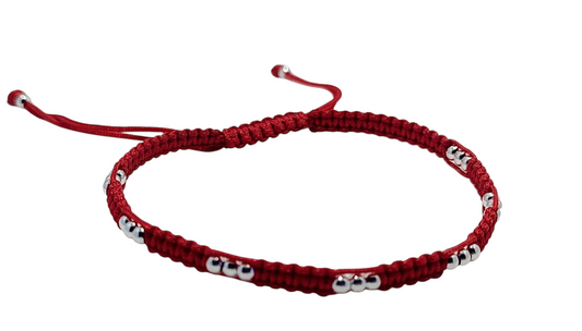 Pulsera de hilo rojo trenzado con esferas de plata
