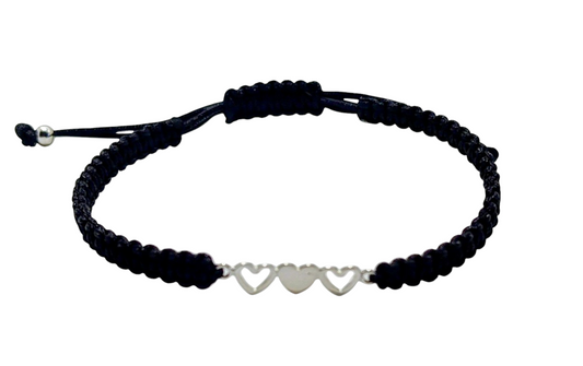 Pulsera de hilo con corazones de plata