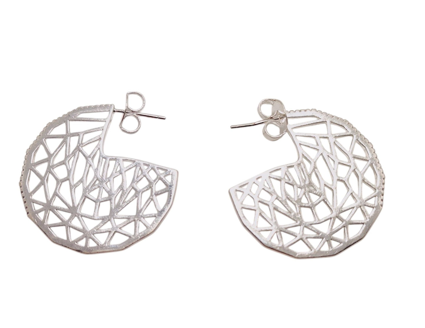 Aros geométricos calados enchapados en plata